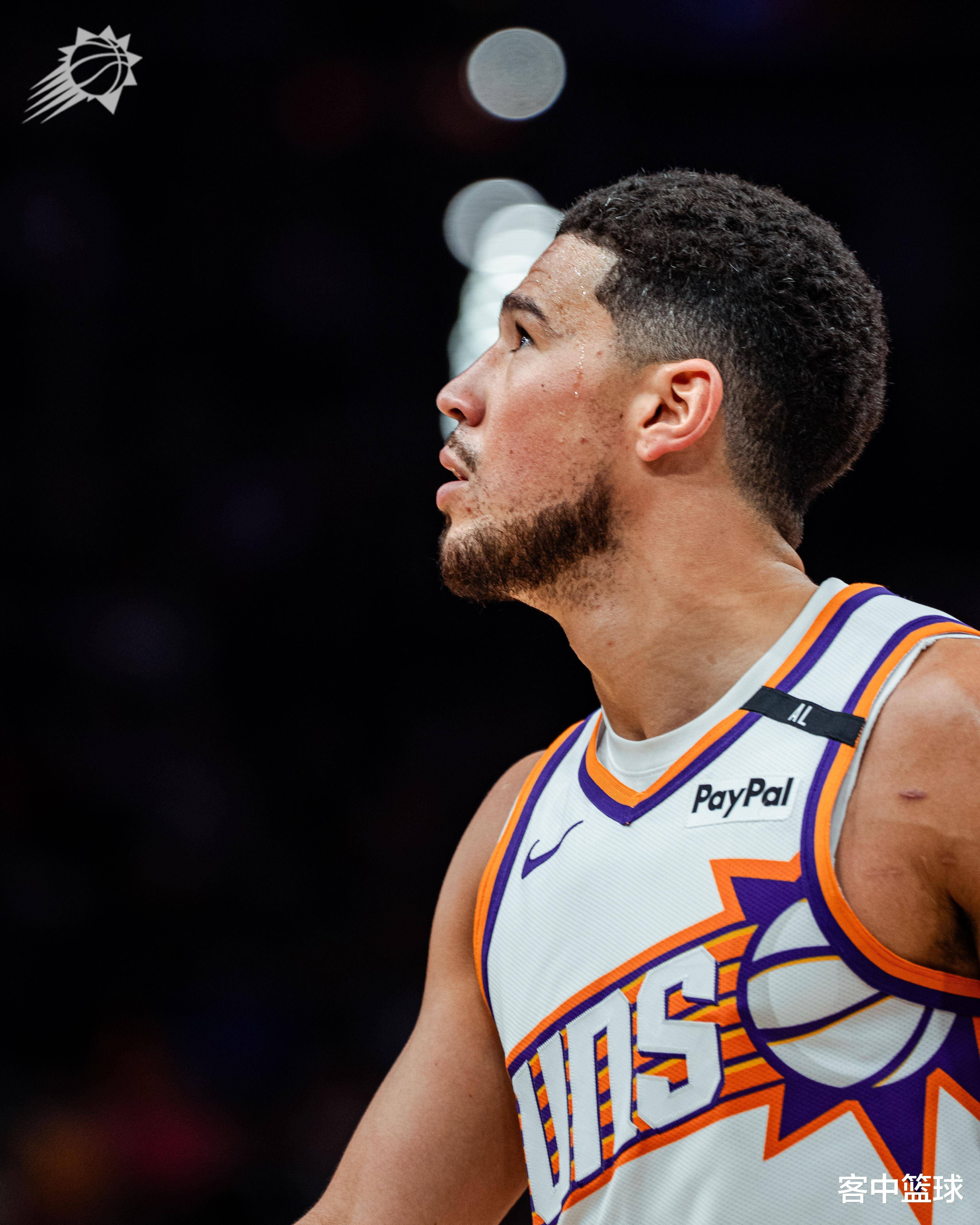 太阳队高光时刻,布克稳定表现成为最大功臣 太阳队高光时刻,布克稳定表现成为最大功臣