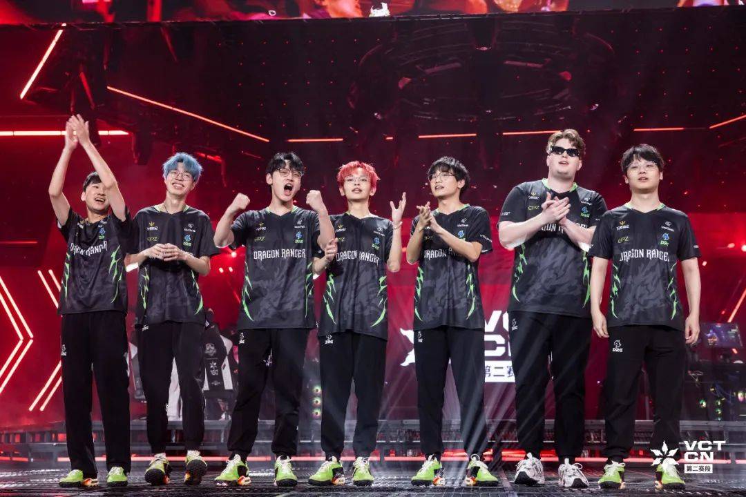 九游娱乐网页-EDG力克BRO，Tarzan关键团战开团秒人宿敌对决半决赛，让粉丝疯狂欢呼