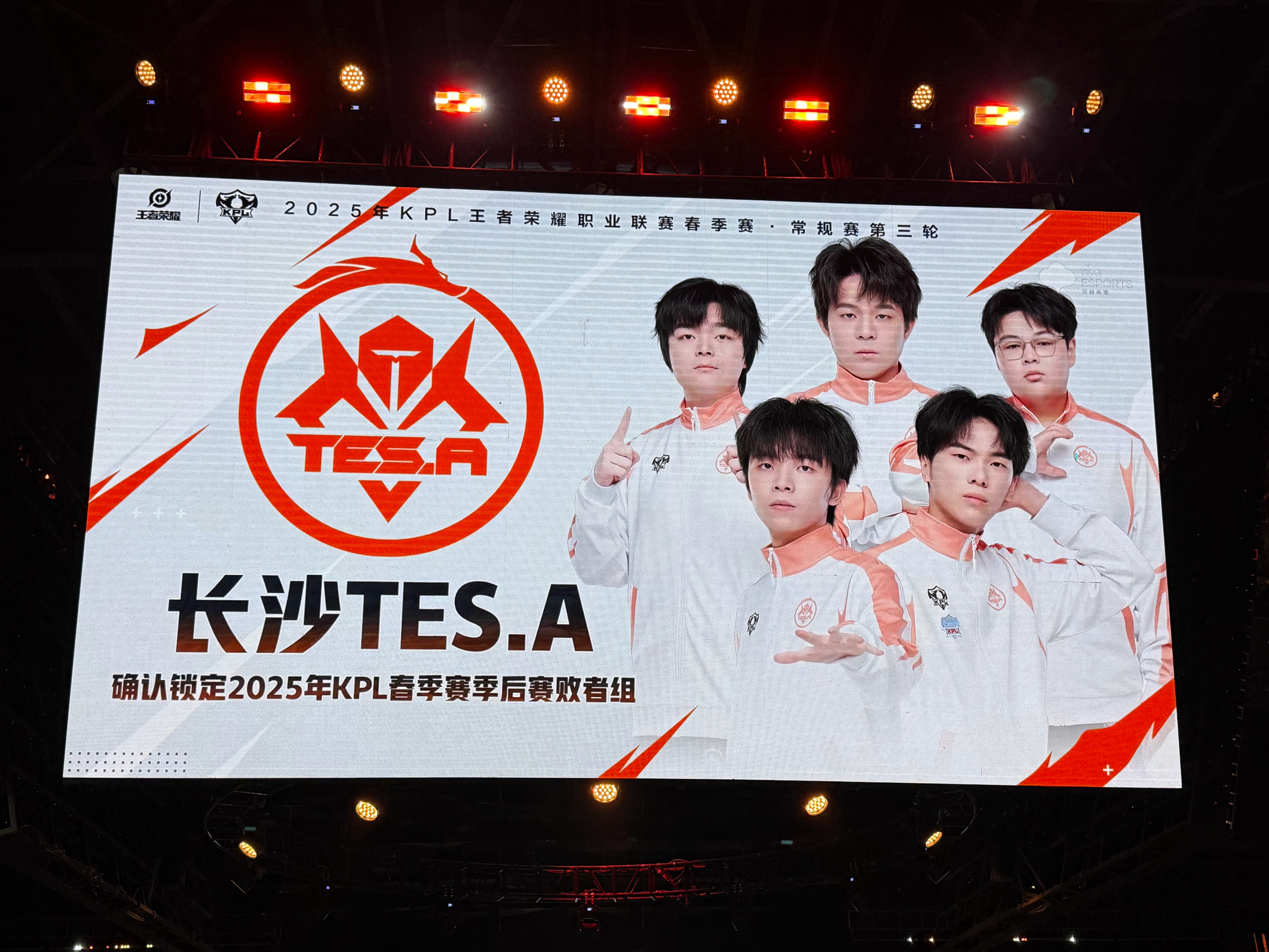 KT碾压RNG,Chovy完成史诗逆转宿敌对决半决赛,成为赛场最大亮点 KT碾压RNG,Chovy完成史诗逆转宿敌对决半决赛,成为赛场最大亮点