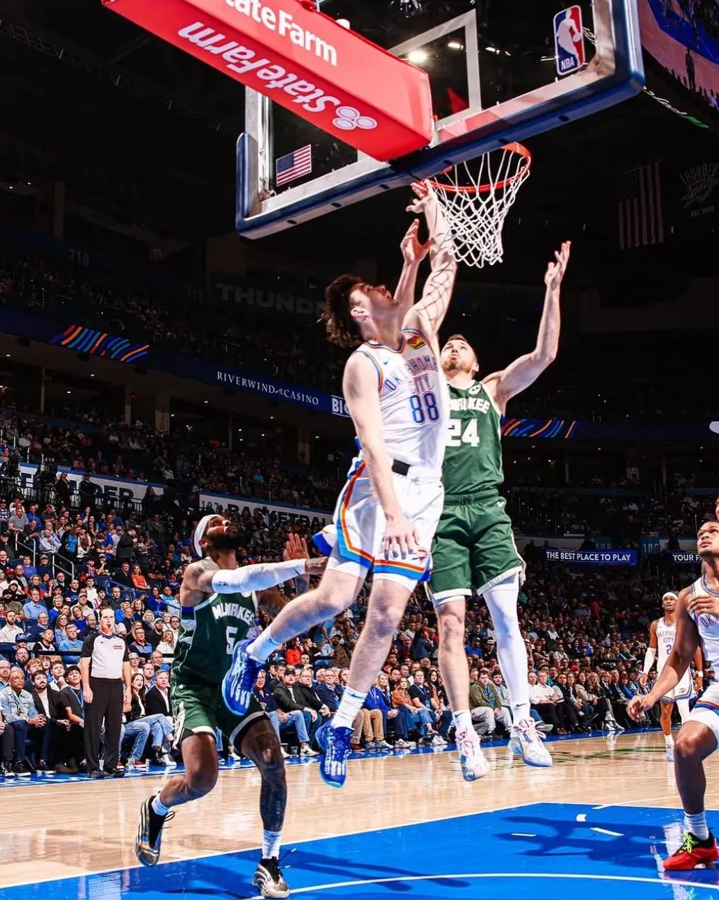 雄鹿主场大胜马刺,继续领跑东部 雄鹿主场大胜马刺,继续领跑东部