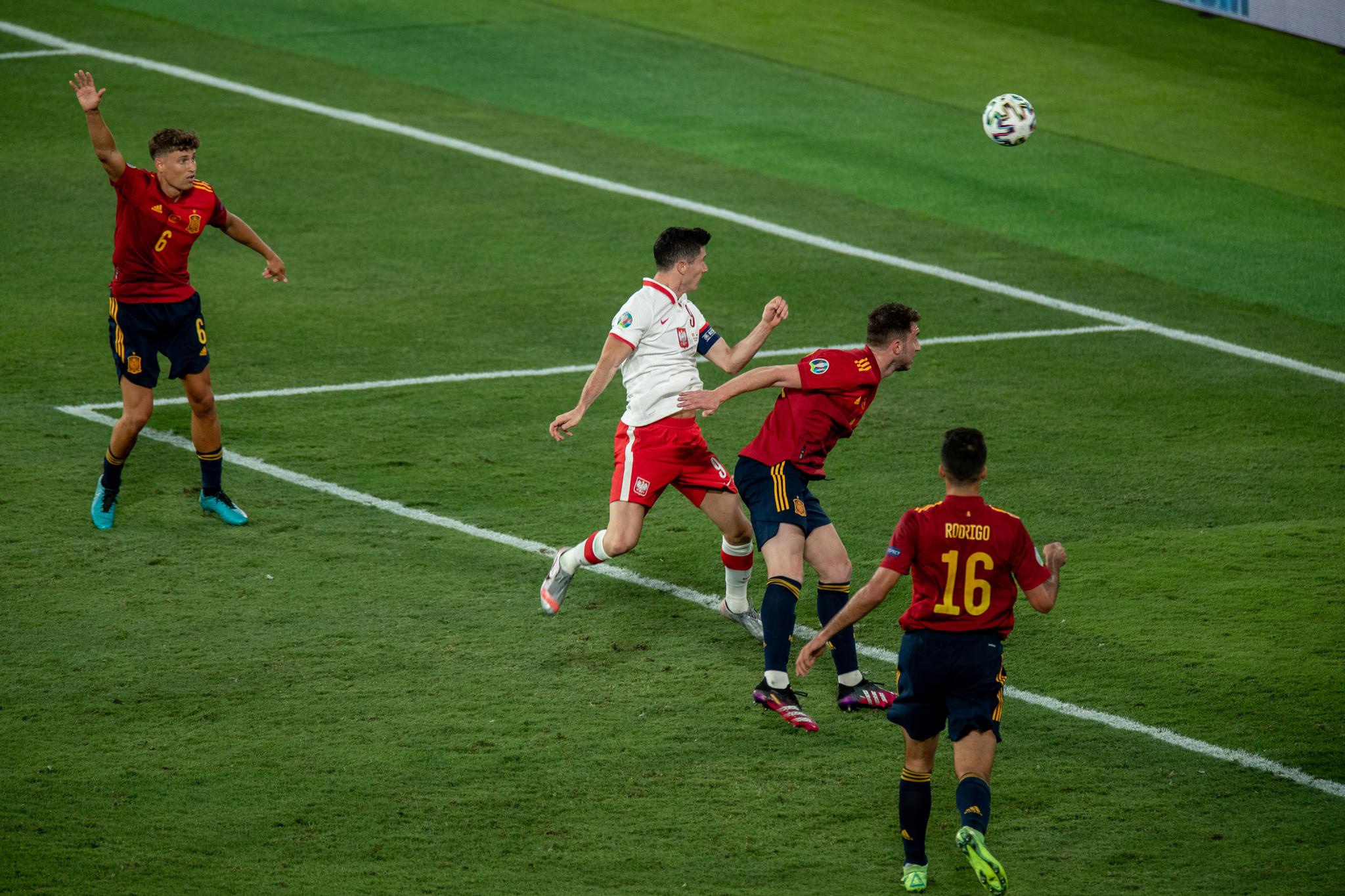 波兰战平西班牙,出线形势依然严峻 波兰战平西班牙,出线形势依然严峻