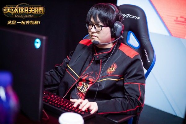 九游中国-DK鏖战G2，Doinb拿下关键大龙激烈交锋半决赛，让粉丝疯狂欢呼