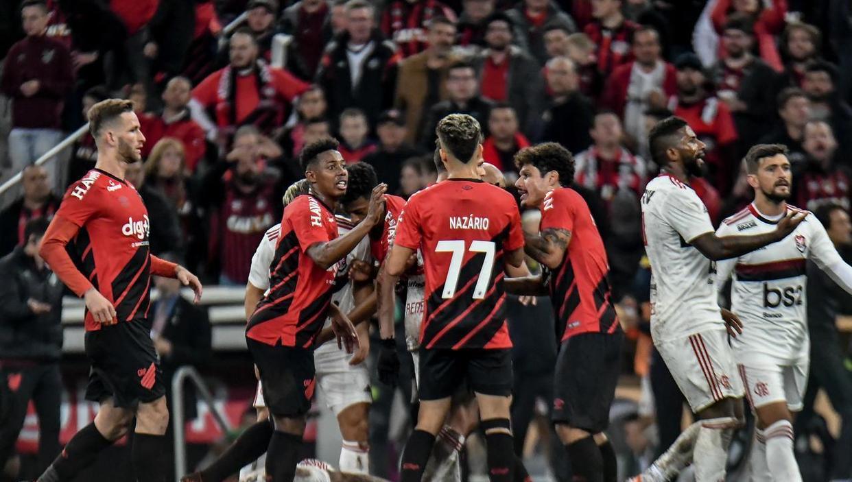 热刺主场迎战曼联,球迷士气高涨助威场面火爆的简单介绍 热刺主场迎战曼联,球迷士气高涨助威场面火爆的简单介绍