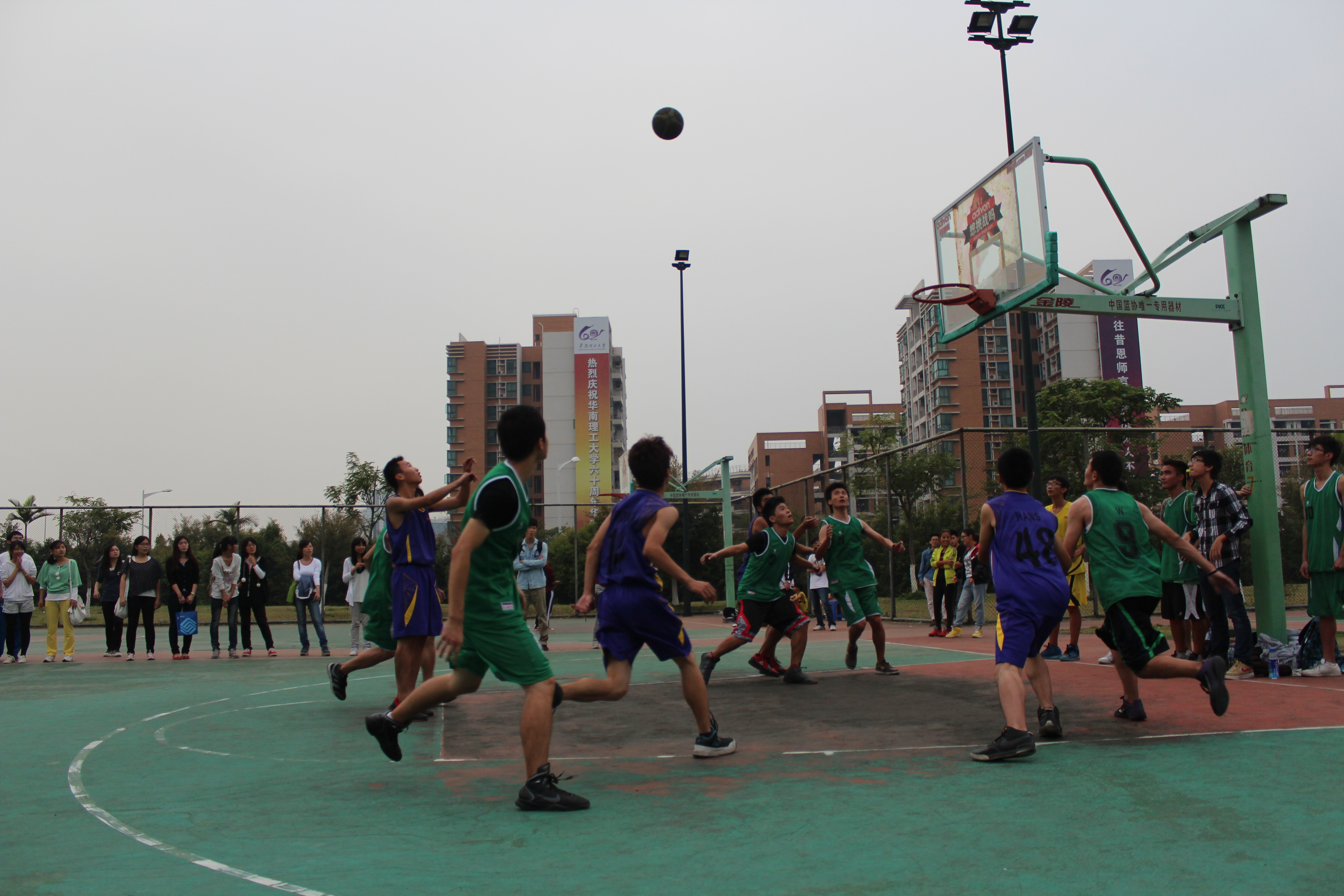 九游APP-篮球赛场上掀起一场精彩绝伦的青年对决