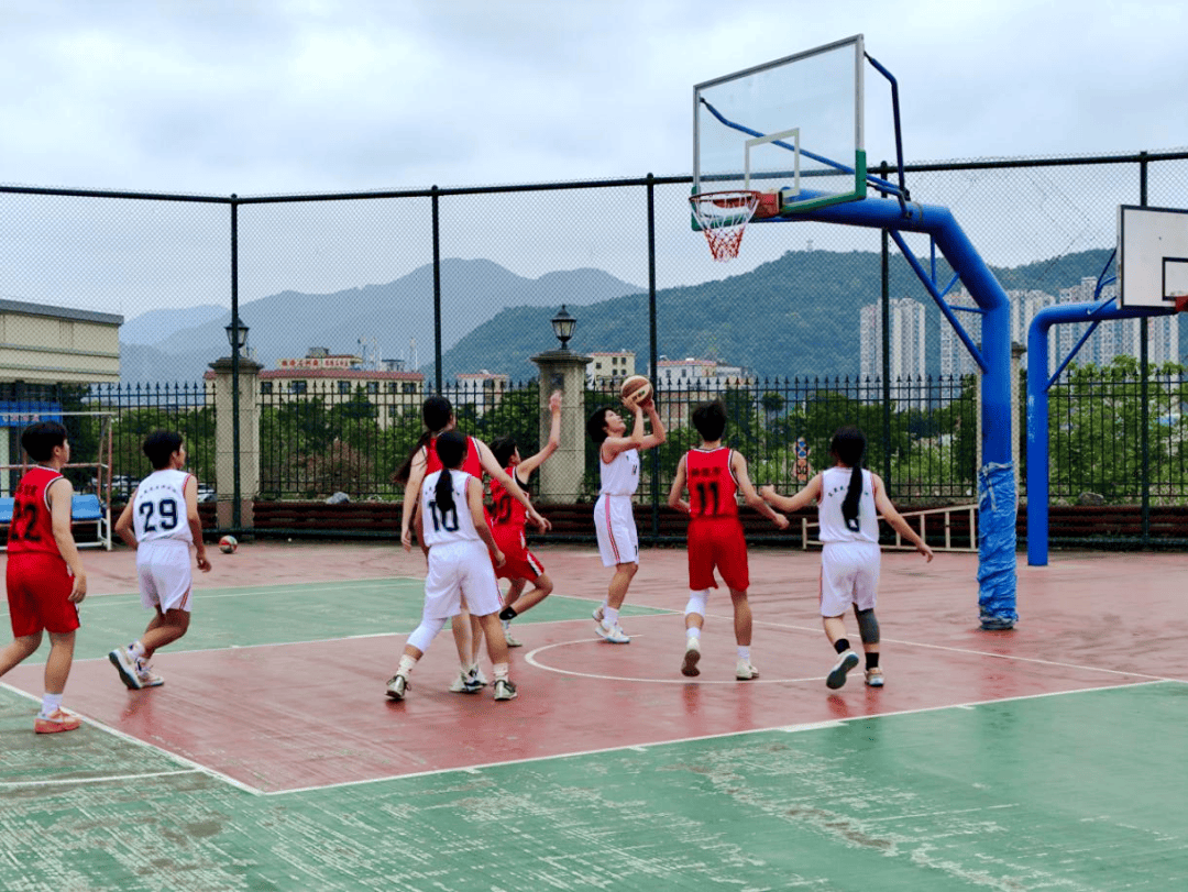 篮球赛场上掀起一场精彩绝伦的青年对决 篮球赛场上掀起一场精彩绝伦的青年对决