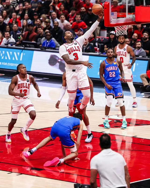 九游体育直播-鹈鹕险胜猛龙，拉文带队取胜