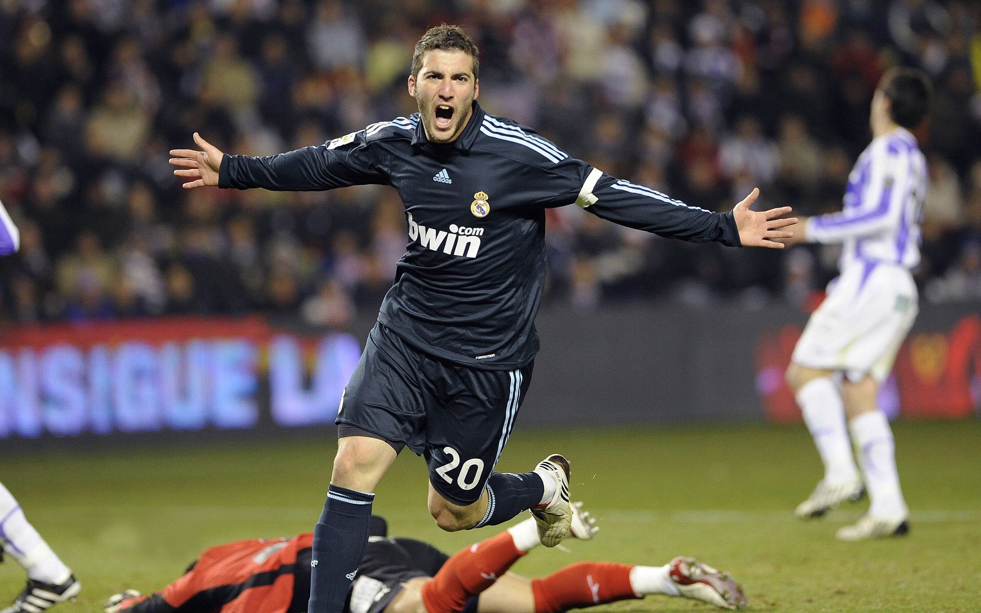 九游娱乐app下载-美酒与烈酒的对决，塞维利亚献上华丽足球盛宴，迪亚斯一锤定音显巨星本色